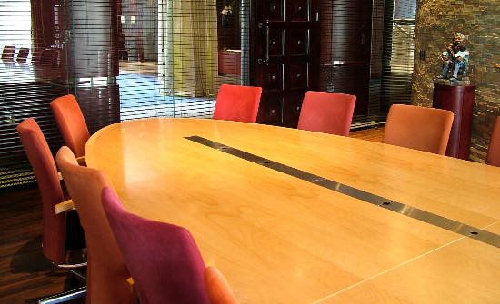Tafel en stoelen in een vergaderzaal