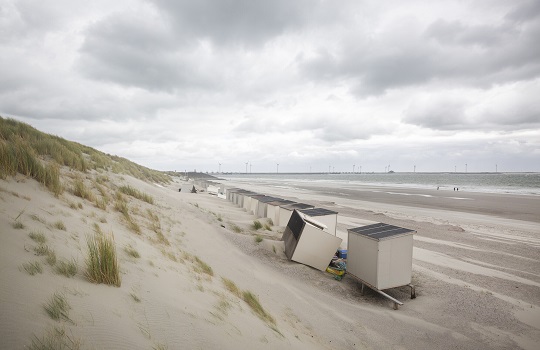 Weggewaaide strandhuisjes aan de kust in Zeeland