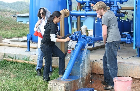 Twee mensen bij een drinkwaterzuivering in Nicaragua