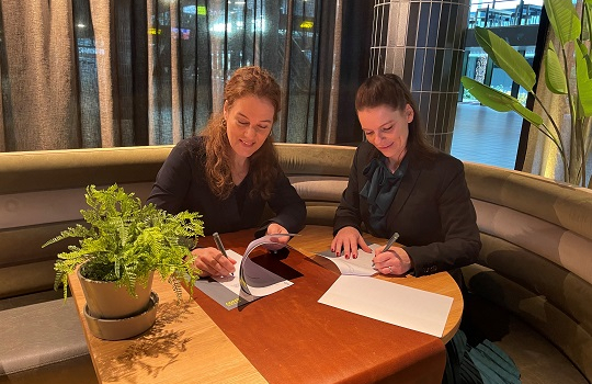 Marit Borst, directeur van waterschap De Dommel en links op de foto, ondertekent het samenwerkingscontract met InfraTech.