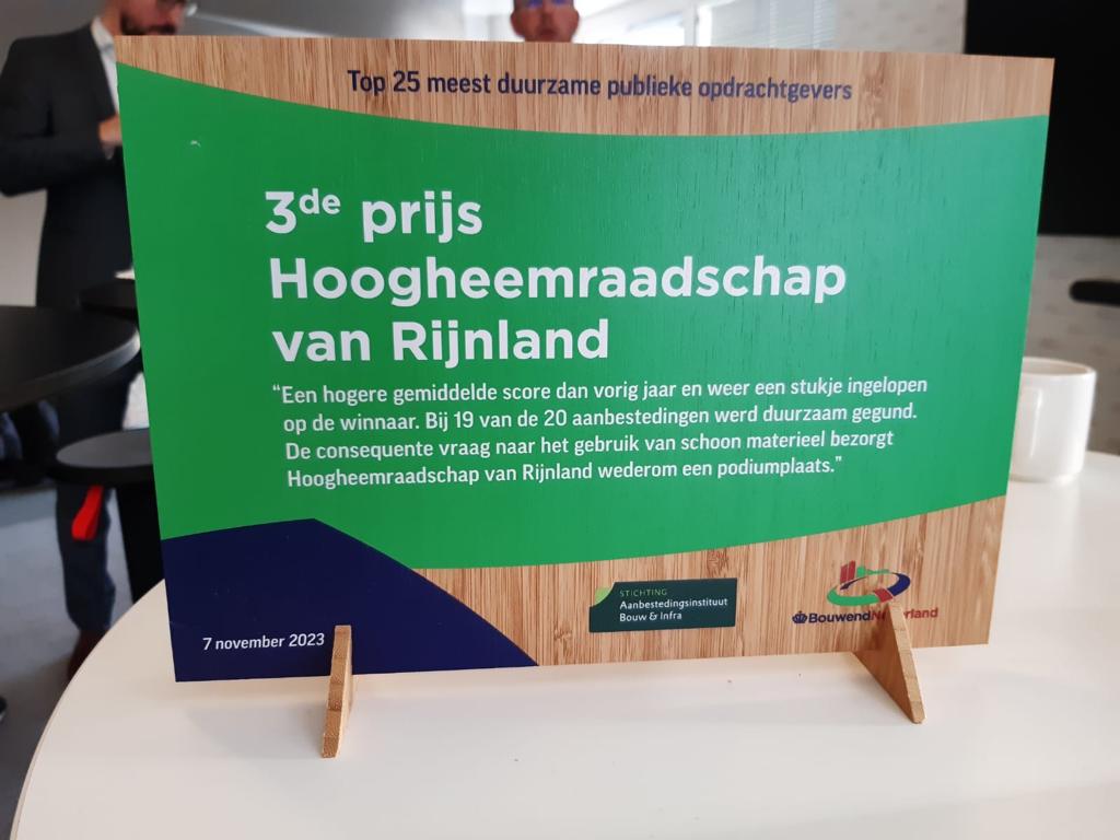 Bordje met daarop de 3e prijs voor het hoogheemraadschap van Rijnland van de Top 25 meest duurzame publieke opdrachtgevers.