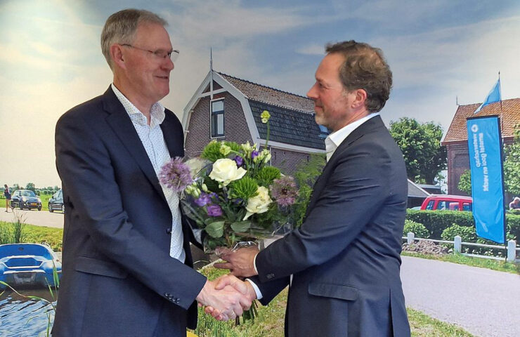 STOWA-voorzitter Geert-Jan ten Brink (l) feliciteert Mark van der Werf met zijn benoeming als nieuwe directeur van STOWA.