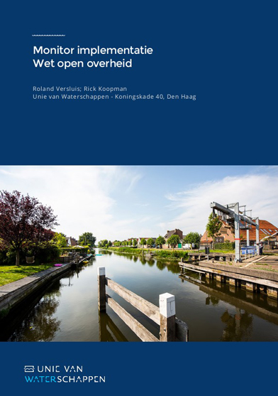Cover van het rapport "Monitor implementatie Wet open overheid" van de Unie van Waterschappen, met bovenaan de titel en auteursnamen op een blauwe achtergrond en onderaan een foto van een waterrijk landschap met woningen, bomen en een brug en het logo van de Unie van Waterschappen.