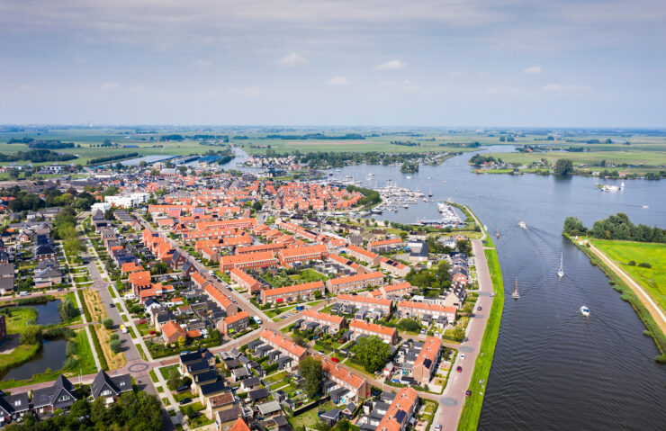 luchtfoto van woonwijk langs rivier