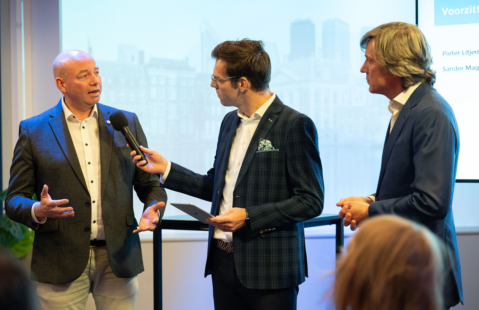 Sander Mager in gesprek met moderator op Waterpoort, ernaast Pieter Litjens