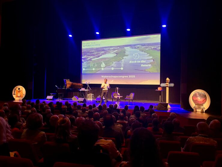 Jeroen Haan, voorzitter Unie van Waterschappen, op het podium tijdens het Waterschapscongres 2025