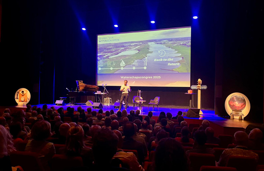 Jeroen Haan, voorzitter Unie van Waterschappen, op het podium tijdens het Waterschapscongres 2025