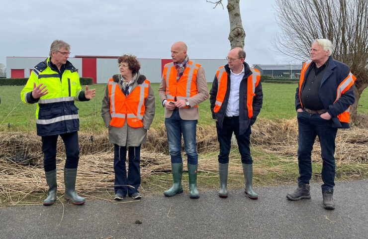 V.l.n.r.: Dirk-Siert Schoonman (dijkgraaf Drents Overijsselse Delta), Ilona Lagas (Eerste Kamerlid BBB), Tekke Panman (Eerste Kamerlid BBB), Cor Pierik (Tweede Kamerlid BBB), Hans Peereboom (dagelijks bestuurslid Drents Overijsselse Delta)