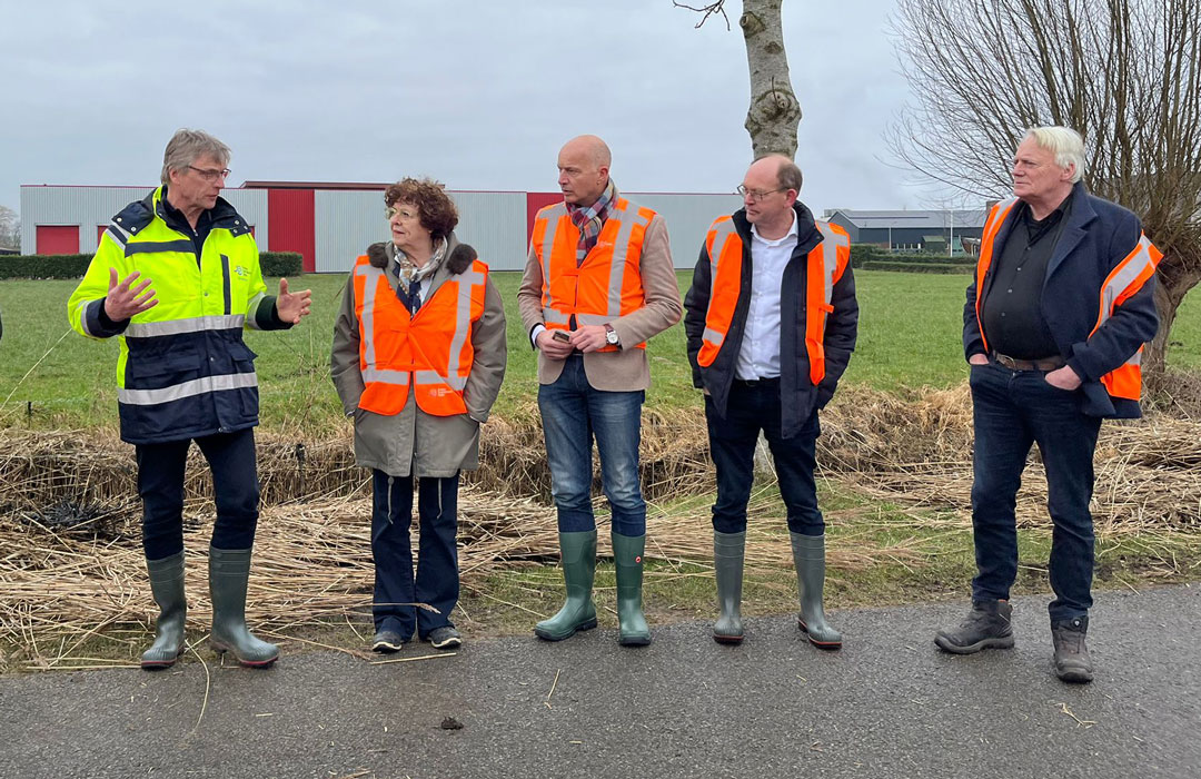 V.l.n.r.: Dirk-Siert Schoonman (dijkgraaf Drents Overijsselse Delta), Ilona Lagas (Eerste Kamerlid BBB), Tekke Panman (Eerste Kamerlid BBB), Cor Pierik (Tweede Kamerlid BBB), Hans Peereboom (dagelijks bestuurslid Drents Overijsselse Delta)