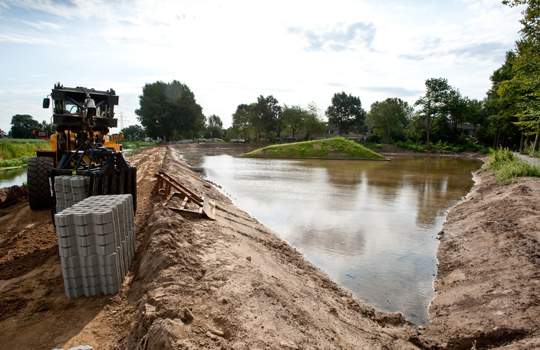 Werkzaamheden beekherstel en waterberging met klein materieel.